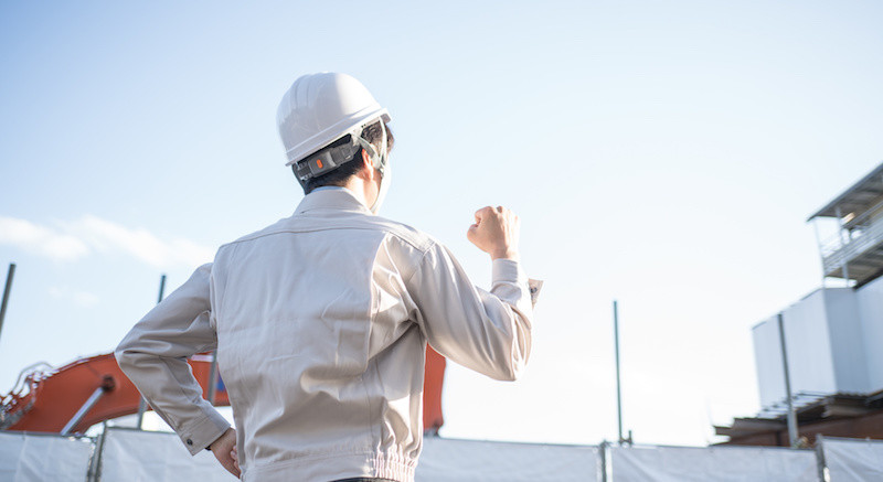 後ろを向くし作業員