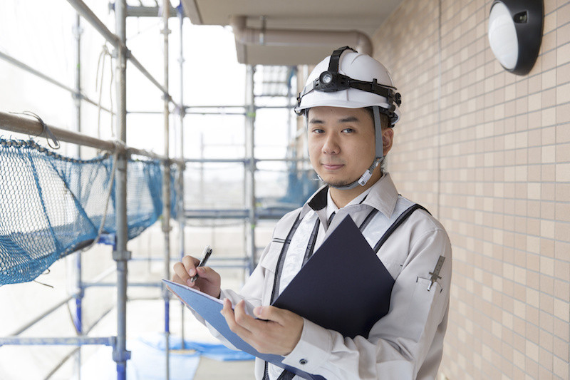 メモを取る作業員